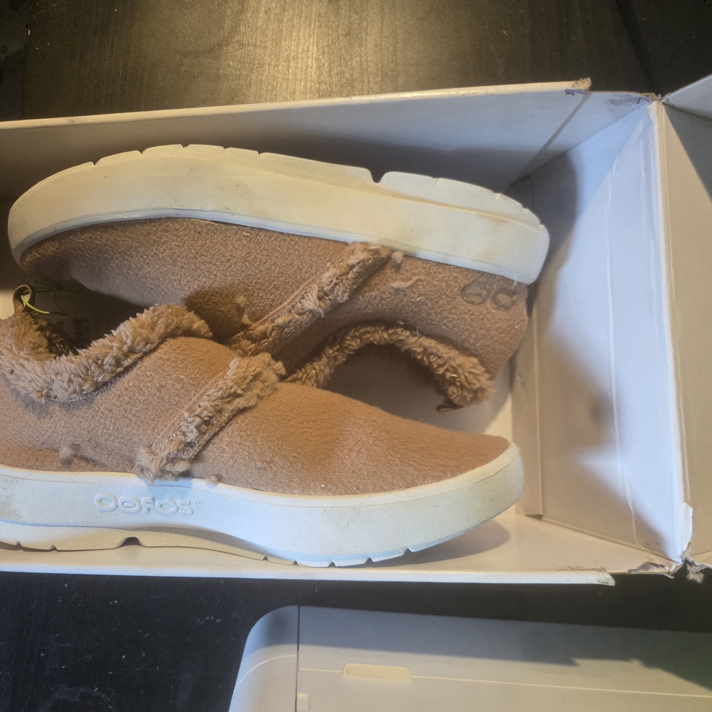 OOFOS Kids Tan Fuzzy Slippers